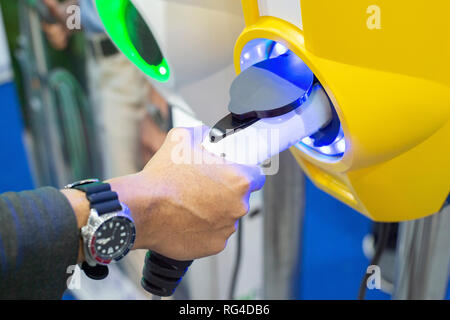 Mann Hand an der Vorbereitung einer elektrischen zu berechnen. - Bild Stockfoto