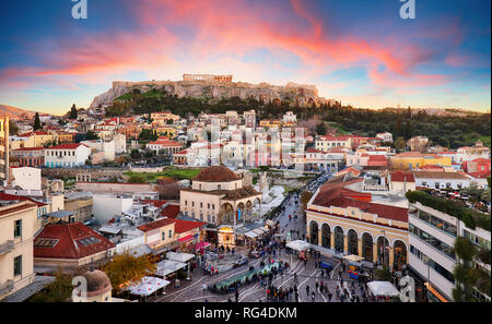 Athen, Griechenland - Monastiraki Platz und die antike Akropolis Stockfoto