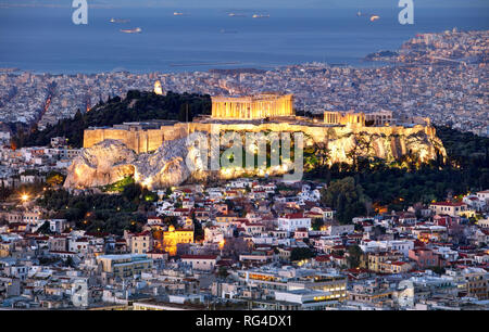 Skyline Panorama mit Blick auf die Akropolis von Athen in Griechenland von Peak Lycabettus bei Nacht Stockfoto