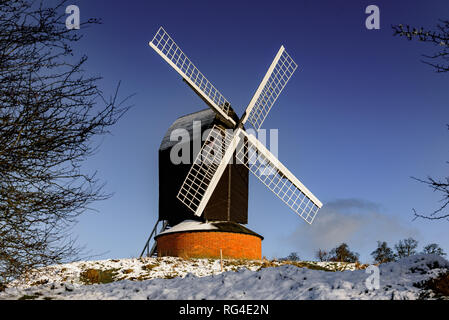 Brill Windmühle, Landschaft im Schnee. Buckinghamshire, Großbritannien. Stockfoto