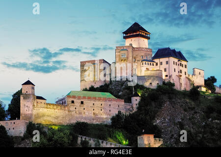 Schloss bei Nacht in Trencin, Slowakei Stockfoto