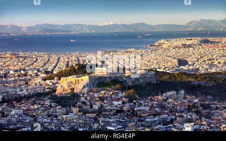 Panoramablick auf die Stadt Athen von den Lycabettus Hügel bei Sonnenaufgang auf die Akropolis, Griechenland Stockfoto