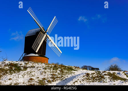 Brill Windmühle, Landschaft im Schnee. Buckinghamshire, Großbritannien. Stockfoto