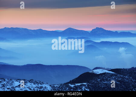 Sonnenuntergang über Farbe Berg Silhouette. Stockfoto