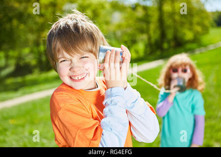 Junge hört eine Nachricht während des Telefonierens mit dem Telefon mit Schnur kann Stockfoto