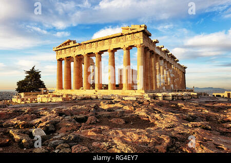 Parthenon auf der Akropolis, Athen, Griechenland. Es ist eine der wichtigsten touristischen Attraktionen von Athen. Stockfoto