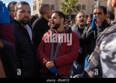 Palästinenser protestieren gegen Palästinensische Autonomiebehörde Sozialversicherungsabgaben in Ramallah. Stockfoto