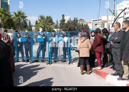 Palästinenser protestieren gegen Palästinensische Autonomiebehörde Sozialversicherungsabgaben in Ramallah. Stockfoto