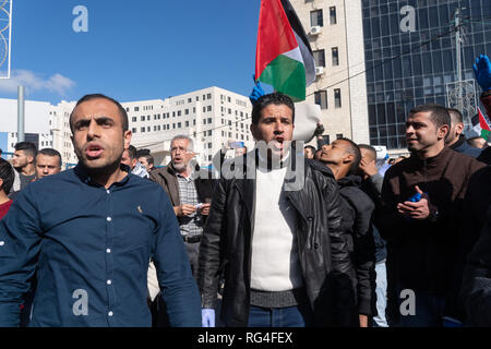 Palästinenser protestieren gegen Palästinensische Autonomiebehörde Sozialversicherungsabgaben in Ramallah. Stockfoto