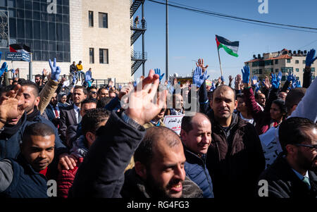 Palästinenser protestieren gegen Palästinensische Autonomiebehörde Sozialversicherungsabgaben in Ramallah. Stockfoto