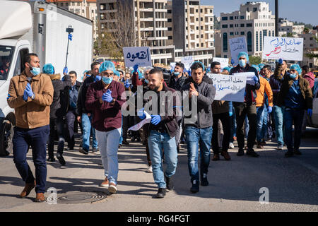 Palästinenser protestieren gegen Palästinensische Autonomiebehörde Sozialversicherungsabgaben in Ramallah. Stockfoto