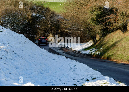 Gefährliche Fahrsituationen auf einem steilen Schnee und Eis bedeckt. Stockfoto