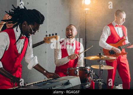 Crazy Rock Band während der Performance. Stockfoto