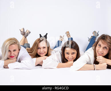 Foto Session im Studio zu vier Freunde auf dem Boden liegend mit weißem Hintergrund. Stockfoto