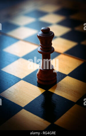Eine Schachfigur auf dem Board in der Nähe, dunkle Foto, Vignette Stockfoto