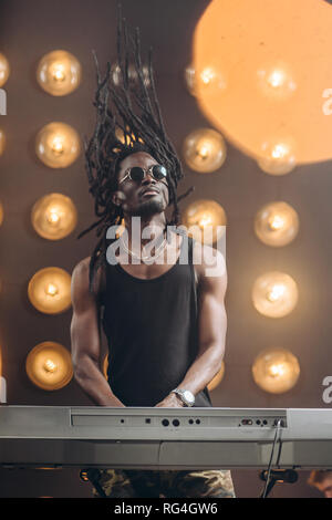 Gut aussehenden Mann, inspiriert von Musik. Adrenalin Stockfoto