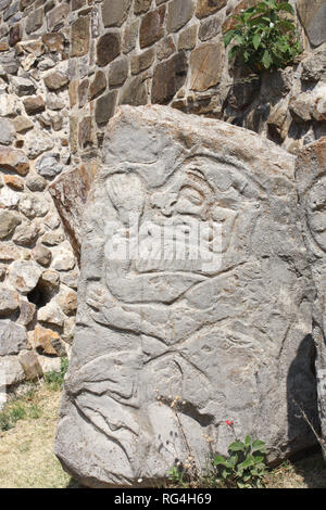 Bas-Relief von anatomischen Bild eines Mannes Leiden vom Bein Krankheit, Monte Alban, Mexiko. Weltkulturerbe der UNESCO Stockfoto