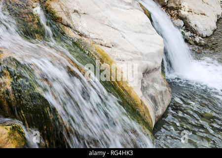 Close-up kleiner Wasserfall auf einem Stone Mountain River. Stockfoto