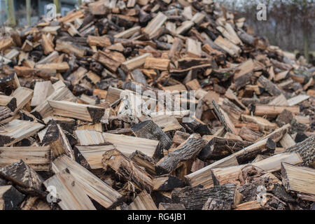 Große Damm von Kaminholz im Winter Stockfoto