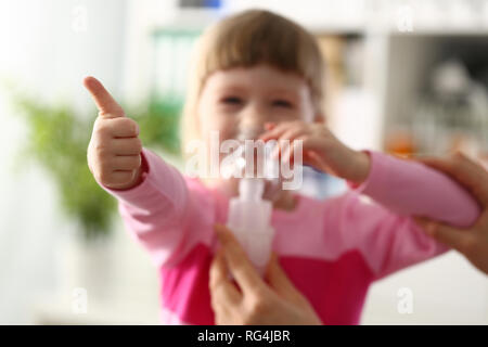 Glückliches Kind macht Inhalation zu Hause für Stockfoto