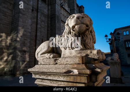 Statue von Lion vor der Kathedrale von Ávila, Kastilien und León, Spanien Stockfoto