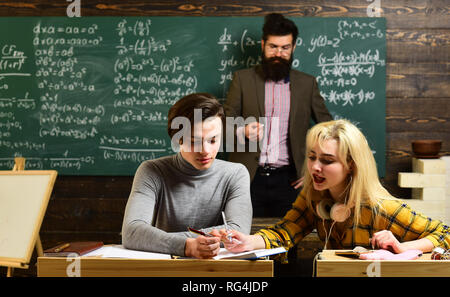 Studierende Campus Bildung wissen Konzept. Mentor muss Liebe für, wie er arbeitet. Studenten haben eine Schwäche in bestimmten Fächern. Stockfoto