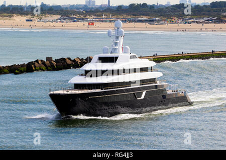 ROTTERDAM, die Niederlande - Sep 9, 2018: Neue eIn-lonian Yacht in die Nordsee in der Nähe des Hafens von Rotterdam. Stockfoto