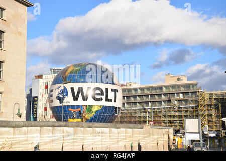 Welt touristische Ballon steigt alle 15 Minuten im Zentrum von Berlin, Deutschland, Januar 2019 Stockfoto