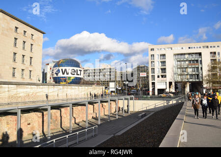 Welt touristische Ballon steigt alle 15 Minuten im Zentrum von Berlin, Deutschland, Januar 2019 Stockfoto