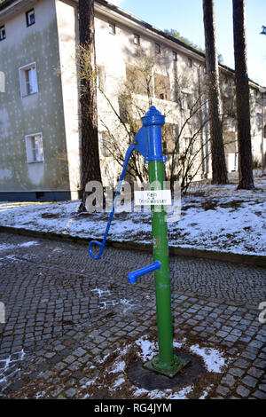 Alte Wasserpumpe am Bauhaus Wohnsiedlung südlich des Zentrums von Berlin, Deutschland, Januar 2019 Stockfoto