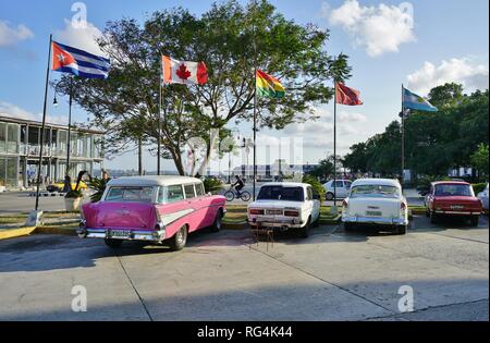 Havanna, Kuba - Vintage klassische amerikanische Autos als Taxi in Havanna, die Hauptstadt Kubas. Stockfoto