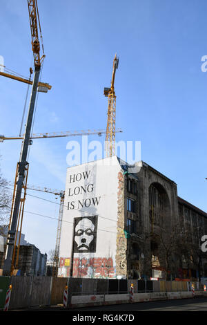 Wandbild auf Seite der alten Tacheles Gebäude, Berlin, Deutschland, Januar 2019 Stockfoto