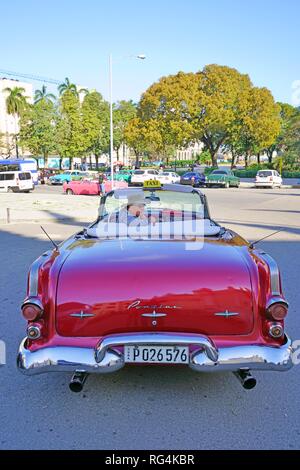 Havanna, Kuba - Vintage klassische amerikanische Autos als Taxi in Havanna, die Hauptstadt Kubas. Stockfoto