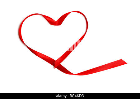 Closeup Roter Satin Band oder Band in Herzform auf weißem Hintergrund. Konzept, Valentinstag, Hochzeitstag, Flitterwochen, Brautpaar, liebe Stockfoto