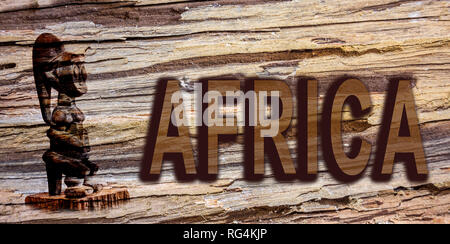 Afrika Schild am alten Holz, Rinde mit ethnischen Skulptur Stockfoto