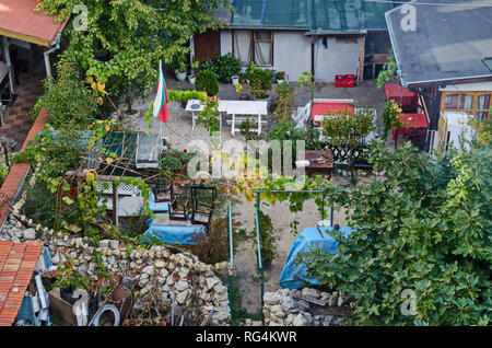 Innenhof eines Hauses mit Platz für Entspannung, für Arbeit und Lager in Wohnviertel am neuen Nessebar am Schwarzen Meer, Bulgarien, Stockfoto