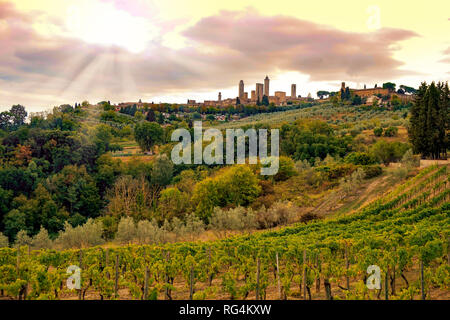 Blick auf San Gimignano auf dem Hügel in den Sonnenuntergang Stockfoto