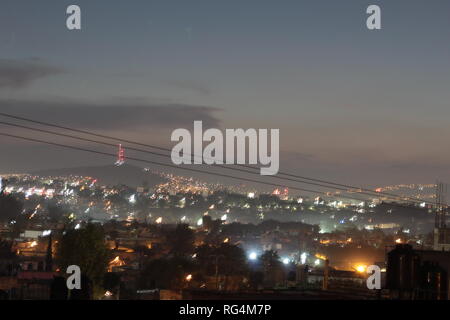 Tonala, Jalisco, Mexiko foto tomada con Lente 18-55 mm alrededor de las 7:00:00 Uhr arriba de mi azotea Vista del Atardecer en invierno de la Ciudad. Stockfoto