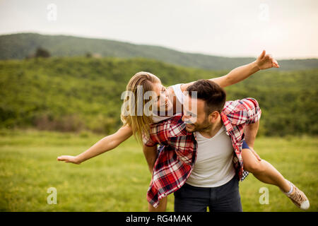 Junge liebende coulpe Spaß im Frühling Natur Stockfoto