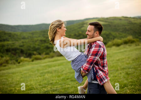 Junge liebende coulpe Spaß im Frühling Natur Stockfoto