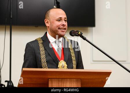 London, Großbritannien. 27. Jan 2019. Bürgermeister von Lambeth, Stadtrat Christopher Wellbelove Adressen das Publikum an einem Holocaust Memorial Day Feier in Lambeth Aula statt. Das Thema für 2019 durch den Holocaust Memorial Day Vertrauen gesetzt ist "Torn von zu Hause". Lambeth Rat hat vereinbart, 28 Familien aus dem Lager um Syrien umsiedeln sowie aus anderen Ländern in der Region. 25 Familien haben seit April 2016 ankam. Credit: Claire Doherty/Alamy leben Nachrichten Stockfoto