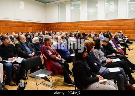 London, Großbritannien. 27. Jan 2019. Das Publikum in Lambeth Montagehalle für Holocaust Memorial Day Zeremonie. Das Thema für 2019 durch den Holocaust Memorial Day Vertrauen gesetzt ist "Torn von zu Hause". Credit: Claire Doherty/Alamy leben Nachrichten Stockfoto