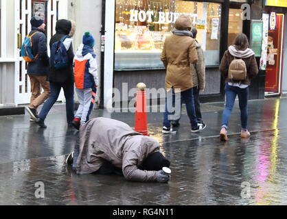 London, Großbritannien. 27 Jan, 2019. Eine obdachlose Person gesehen Schlafen auf der kalten und nassen Fahrbahnen von London. Credit: Keith Mayhew/SOPA Images/ZUMA Draht/Alamy leben Nachrichten Stockfoto