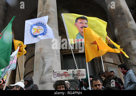 London, Großbritannien. 27. Jan 2019. Schwere Polizei an der Anti-Turkey Protest außerhalb der BBC Broadcasting House mit grossen Fahnen Fahnen und Sprechchören Truthähne stop Kurden töten in Rojava und Zorn des UK govt Waffenverkäufe an Truthähne am 27. Januar 2019, London, UK. Bild Capital/Alamy leben Nachrichten Stockfoto