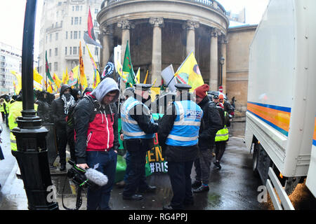 London, Großbritannien. 27. Jan 2019. Schwere Polizei an der Anti-Turkey Protest außerhalb der BBC Broadcasting House mit grossen Fahnen Fahnen und Sprechchören Truthähne stop Kurden töten in Rojava und Zorn des UK govt Waffenverkäufe an Truthähne am 27. Januar 2019, London, UK. Bild Capital/Alamy leben Nachrichten Stockfoto