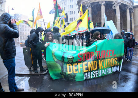 London, Großbritannien. 27. Jan 2019. Schwere Polizei an der Anti-Turkey Protest außerhalb der BBC Broadcasting House mit grossen Fahnen Fahnen und Sprechchören Truthähne stop Kurden töten in Rojava und Zorn des UK govt Waffenverkäufe an Truthähne am 27. Januar 2019, London, UK. Bild Capital/Alamy leben Nachrichten Stockfoto