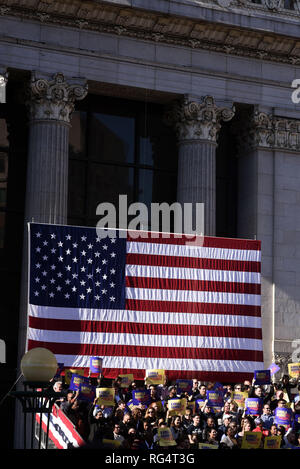 Oakland, Kalifornien, USA. 27 Jan, 2019. Anhänger jubeln Senator Kamala Harris, als sie die Bühne Frank Ogawa Plaza in der Innenstadt von Oakland. Senator Harris gestartet ihrer Präsidentschaftskampagne 2020 bei einer Kundgebung in Oakland. Credit: Mark Murrmann/ZUMA Draht/Alamy leben Nachrichten Stockfoto