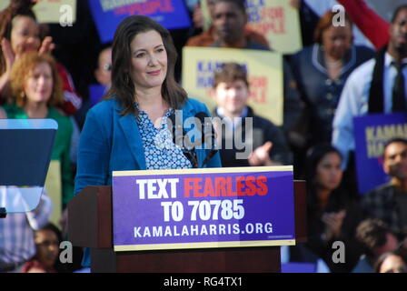 Oakland, Kalifornien, USA. 27. Jan. 2019. Oakland, Kalifornien, USA, 27.Jan.2019, Oakland Mayor Libby Schaaf stellt US-Senator Kamala Harris auf den ersten Harris' Kundgebung außerhalb Oakland City Hall am 31.01.27. Harris angekündigt, sie ist für den Präsidenten der Vereinigten Staaten läuft am 31.01.21. Credit: Scott Morris/Alamy leben Nachrichten Stockfoto