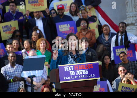 Oakland, Kalifornien, USA. 27. Jan. 2019. Oakland, Kalifornien, USA, 27.Jan.2019, Oakland Mayor Libby Schaaf stellt US-Senator Kamala Harris auf den ersten Harris' Kundgebung außerhalb Oakland City Hall am 31.01.27. Harris angekündigt, sie ist für den Präsidenten der Vereinigten Staaten läuft am 31.01.21. Credit: Scott Morris/Alamy leben Nachrichten Stockfoto