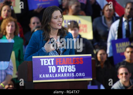 Oakland, Kalifornien, USA. 27. Jan. 2019. Oakland, Kalifornien, USA, 27.Jan.2019, Oakland Mayor Libby Schaaf stellt US-Senator Kamala Harris auf den ersten Harris' Kundgebung außerhalb Oakland City Hall am 31.01.27. Harris angekündigt, sie ist für den Präsidenten der Vereinigten Staaten läuft am 31.01.21. Credit: Scott Morris/Alamy leben Nachrichten Stockfoto